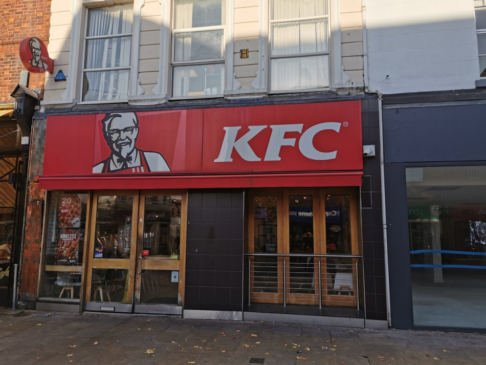 Из-за долгого ожидания заказа посетители KFC в Петербурге набросились на сотрудников 